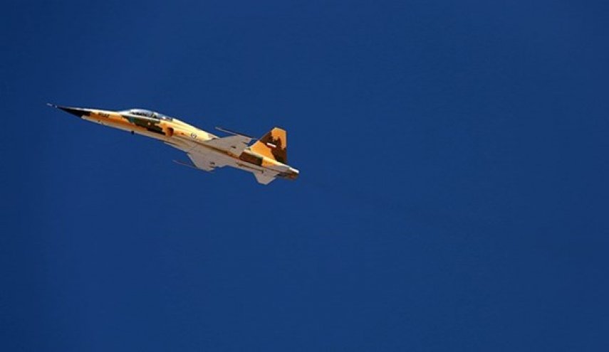 عروض جوية لطائرات حربية في سماء جزيرة كيش الايرانية