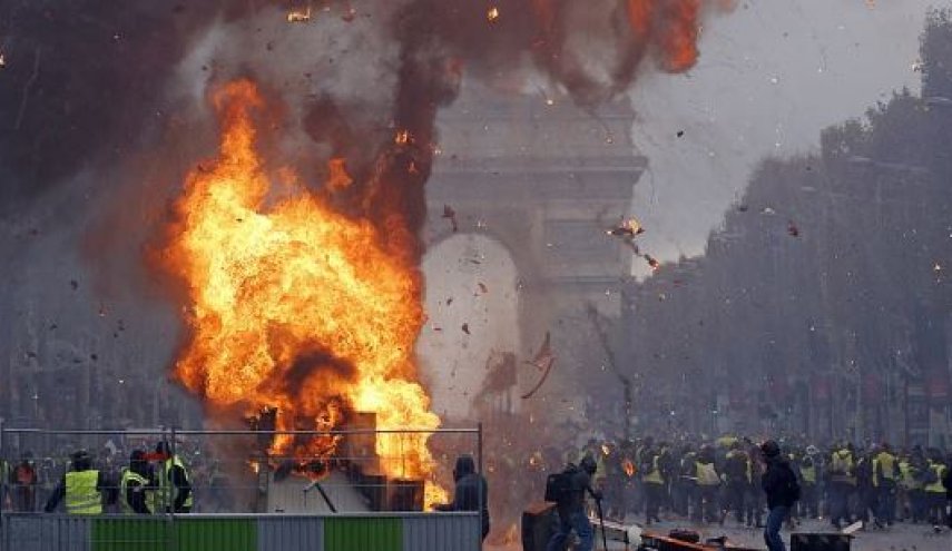 پخش تصاویر زد و خورد در شانزه‌ لیزه به وجهه فرانسه لطمه می‌زند
