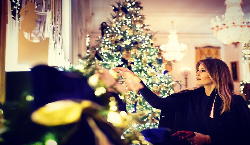 بالصور.. البيت الأبيض يتزين احتفالًا بالكريسماس وميلانيا ترحب بالزوار