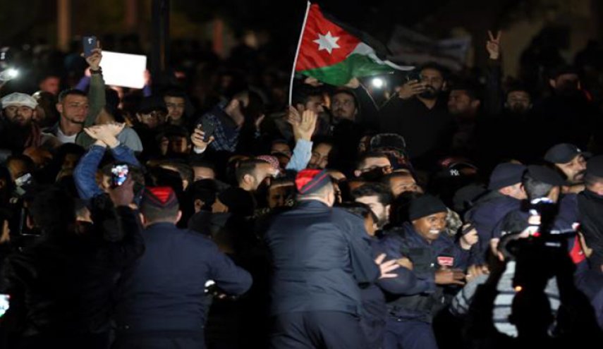 تجدد الاعتصامات بالأردن، ومطالبات بإقالة حكومة الرزاز