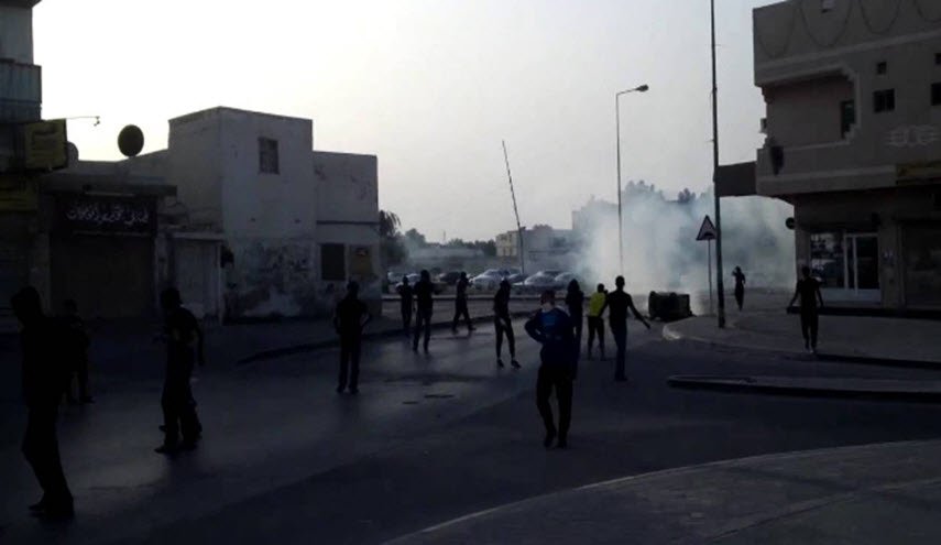 اصابة عدد من المحتجين على الانتخابات الهزلية في البحرين 