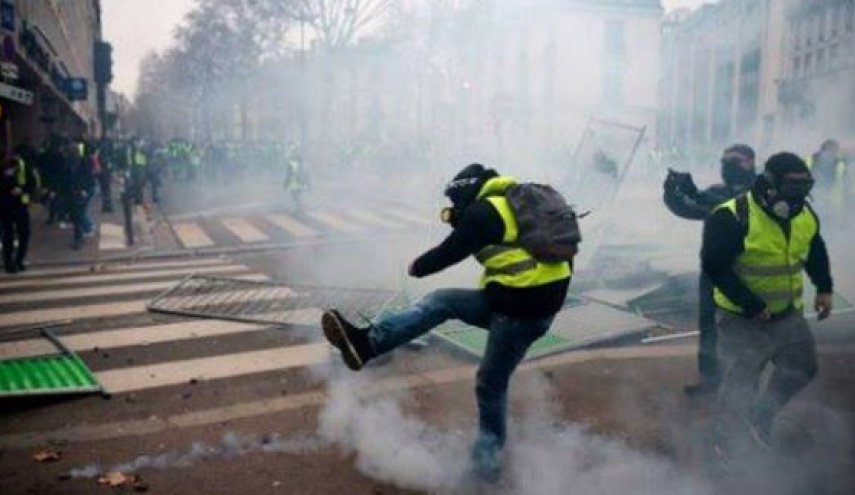 پاریس روی موج آتش و خشم / دستگیری 107 معترض و زخمی شدن خبرنگار راشاتودی