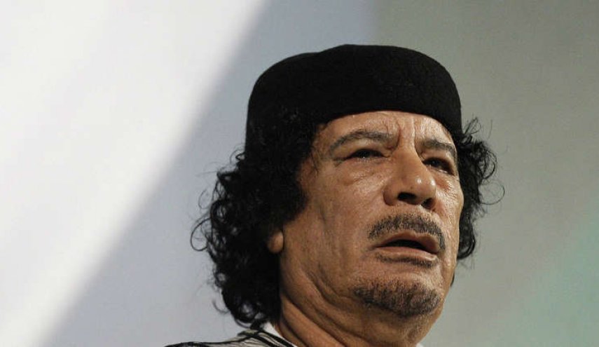 بالصورة ..القذافي يظهر حيا يرزق في ملعب فوتبول!