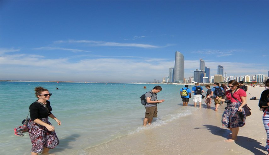 صورة على الشاطئ تكلف امرأة اجنبية غرامة 40 ألف دولار في الامارات!