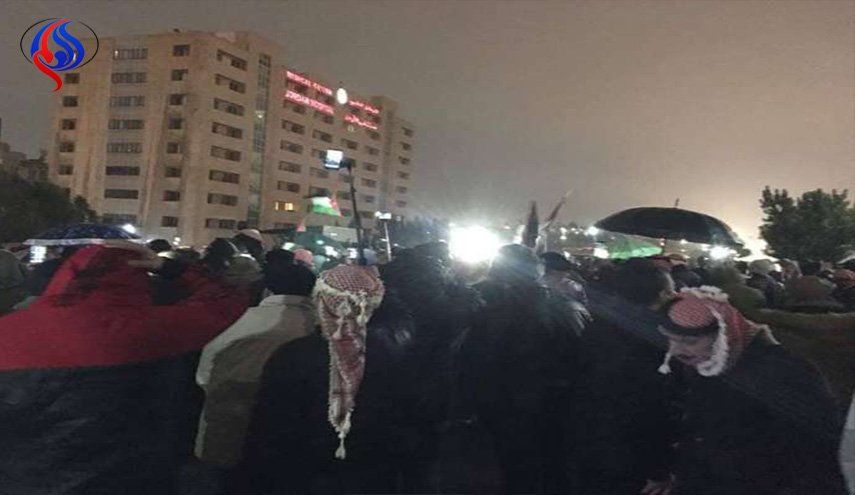 بالصور ..محتجون يجددون مطالبتهم برحيل الحكومة الأردنية