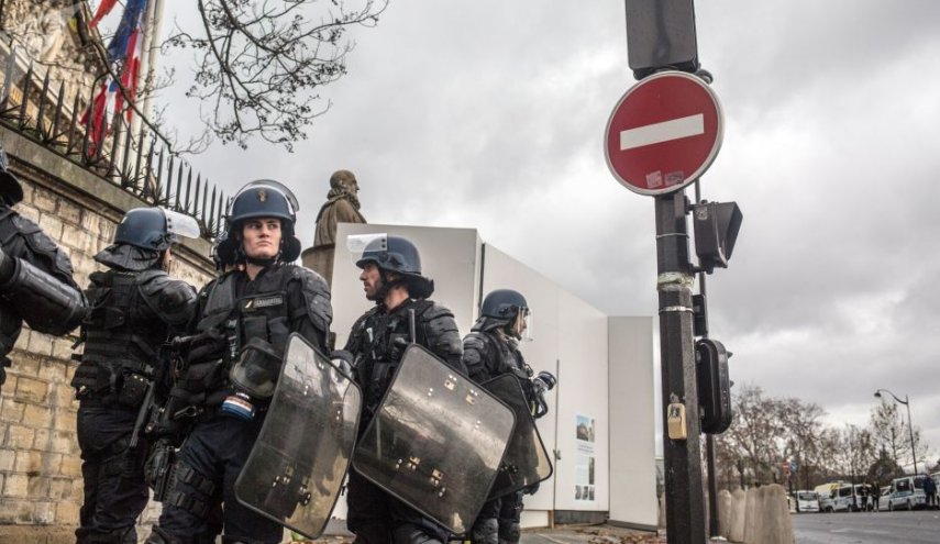 الشرطة الفرنسية تطلق قنابل الغاز على المتظاهرين قرب الشانزيليزيه