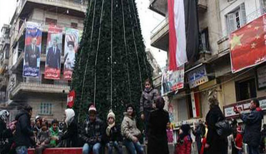 سوريا: نصب شجرة ميلاد بطول 15 مترا على خط الجبهة في إدلب!