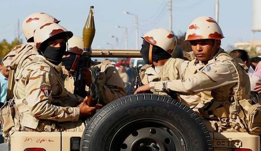 الجيش المصري يحذر شركات الملابس