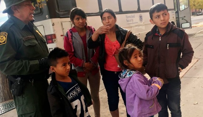 دختر ۷ ساله یک خانواده مهاجر در بازداشت مأموران آمریکایی جان سپرد