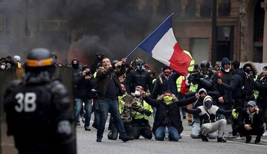 الحكومة الفرنسية تناشد السترات الصفراء بعدم التظاهر غدًا 