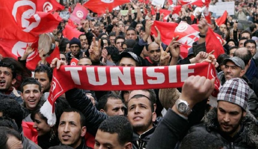 تونس.. السترات الحمراء تُعلن عن انطلاق موجة احتجاجات في البلاد