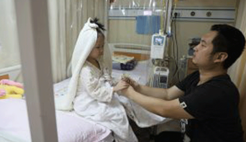 شاهد بالصور.. هكذا يحقق صيني حلم طفلته المصابة بالسرطان!