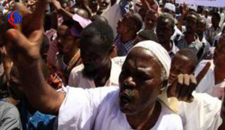 در اعتراض به گرانی تظاهرات در سودان و آتش زدن مقر حزب حاکم