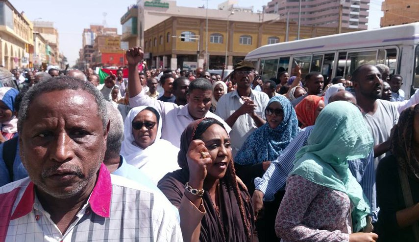 إلى أين يتجه السودان بعد اندلاع الاحتجاجات وعودة زعيم المعارضة؟