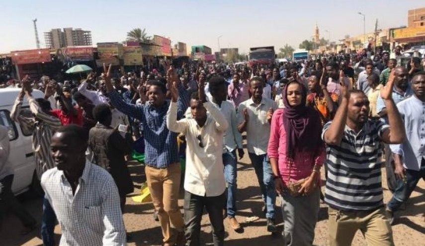 تجدد الاحتجاجات في السودان..الشرطة تطلق غاز مسيل للدموع