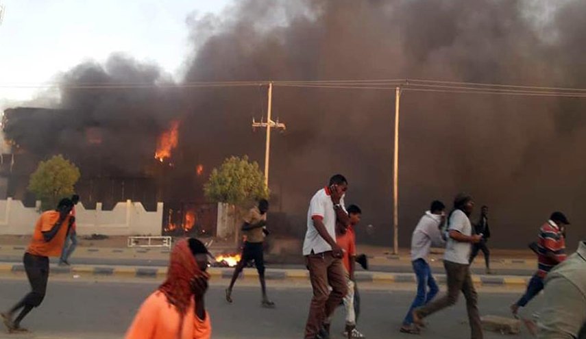 السودان على صفيح ساخن، والمظاهرات تشتد يوما بعد آخر