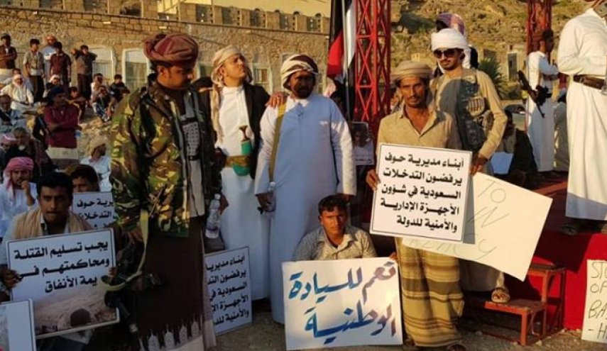 محتجون يمنيون يهددون بقتال السعودية إذا لم توقف مد أنبوب نفطي