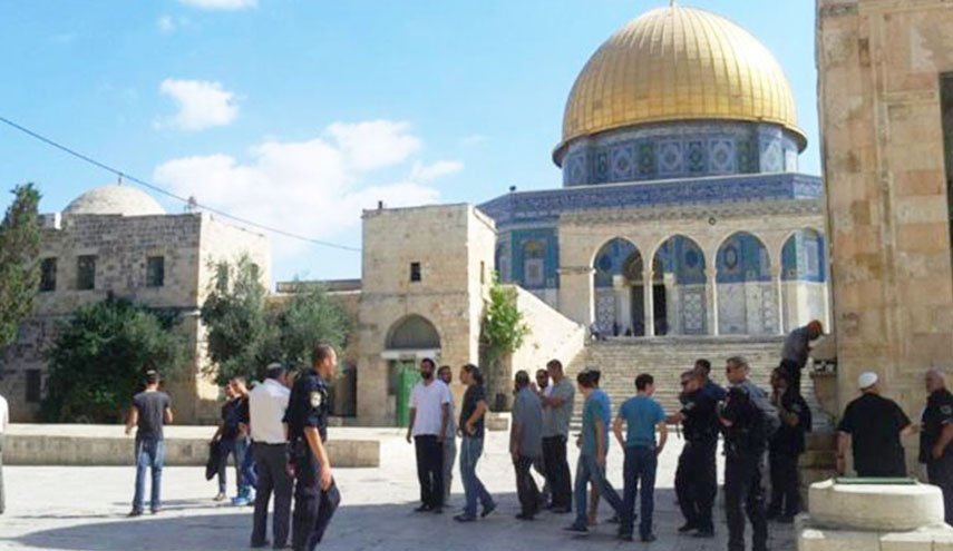 عشرات المستوطنين يقتحمون باحات المسجد الأقصى المبارك
