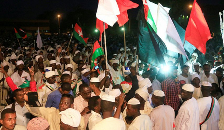 الشرطة السودانية تفرق محتجين بالغاز المسيل للدموع

