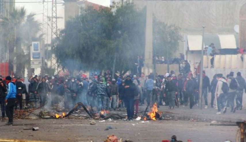 احتجاجات فی تونس عقب إقدام صحفي على حرق نفسه