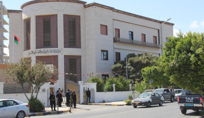 انفجار قوي يهز وزارة الخارجية بالعاصمة الليبية + صور