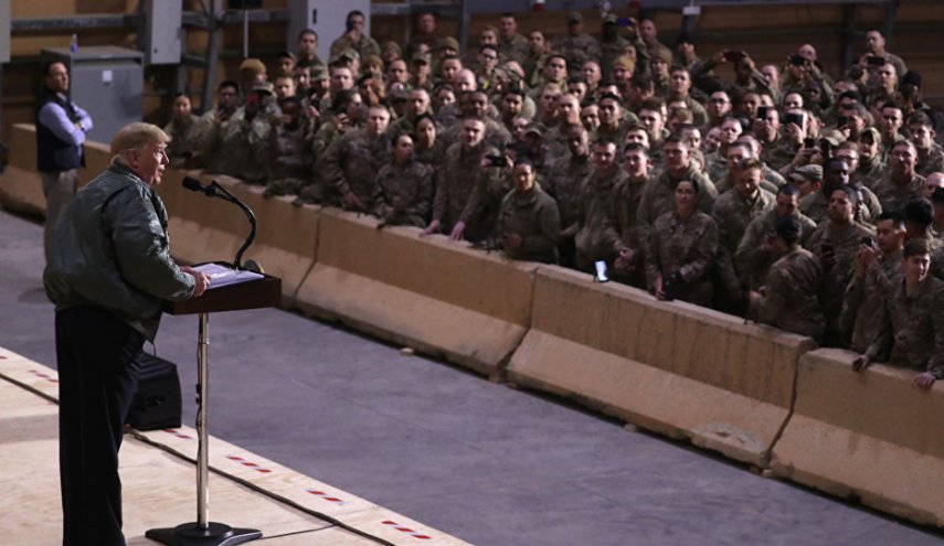 ترامب وزوجته في زيارة خاطفة للقوات الأمريكية في العراق