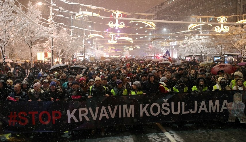 رغم برودة الجو...آلاف يحتجون ضد الرئيس في صربيا!