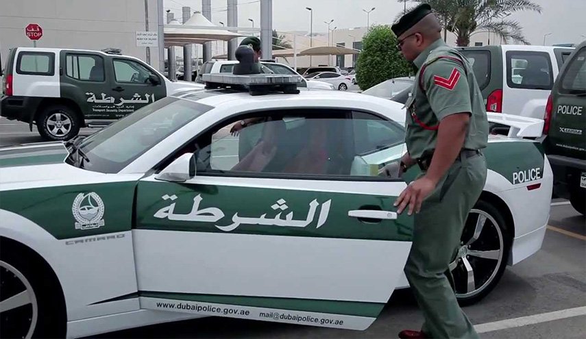 هذا مافعلته شرطة دبي بعد إهانة وافدين عملة الإمارات