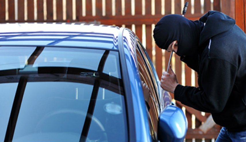 بالصورة.. لص حاول سرقة فتاة فتفاجأ بهويتها!