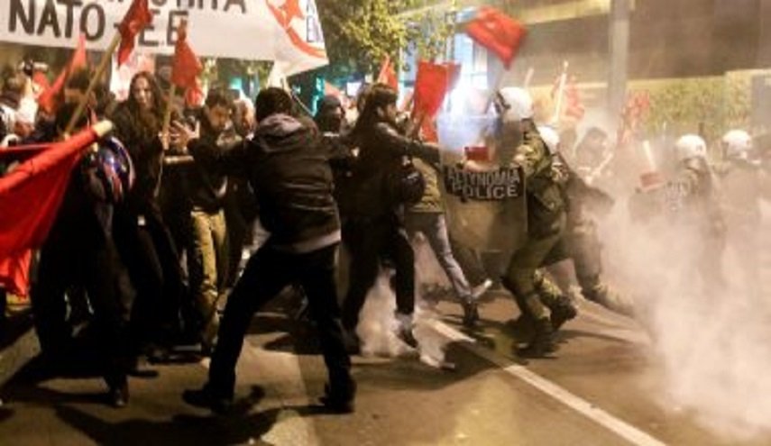الشرطة اليونانية تطلق قنابل الغاز على محتجين