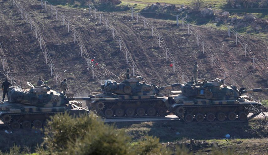 بعد استقدامه للتعزيزات.. ماذا يفعل الجيش التركي على حدود إدلب السورية؟

