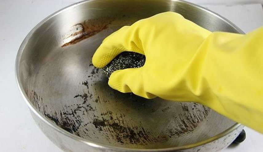 5 حيل سحرية بسيطة لتنظيف الأواني المحترقة
