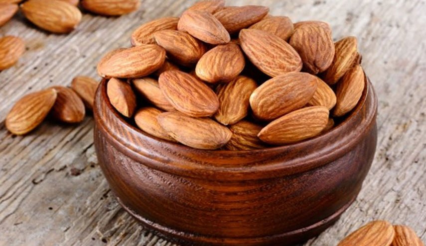 اللوز بالشتاء يساعد على النوم العميق