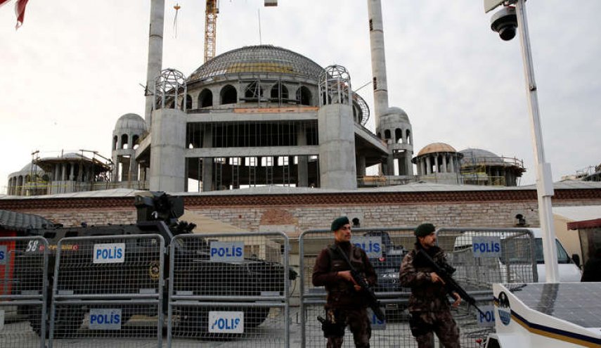 تركيا تطرد صحفية هولندية لارتباطها بـ«منظمة إرهابية»