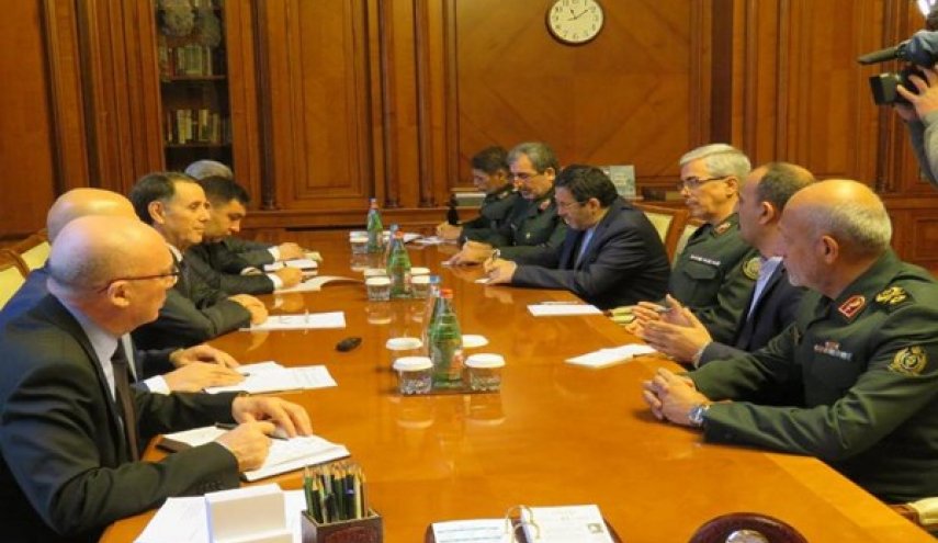 رئيس الوزراء الاذربيجاني يؤكد على تطوير العلاقات العسكرية مع ايران