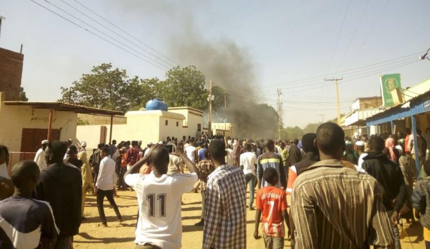 مقتل طبيب وطفل بقمع الشرطة السودانية للاحتجاجات