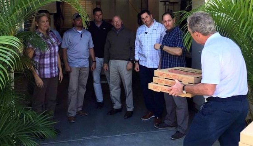 جرج بوش ضمن انتقاد از تداوم تعطیلی دولت آمریکا برای محافظانش پیتزا خرید
