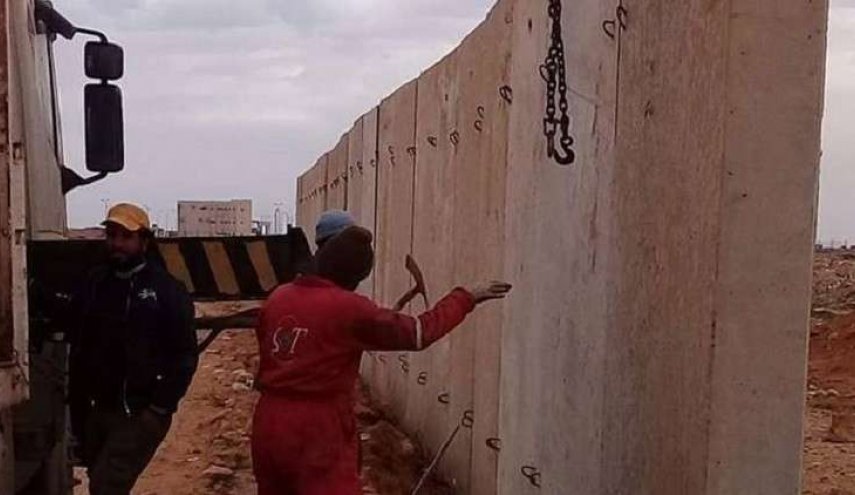 ليبيا تبدأ بناء جدار عازل على حدود مصر + صور