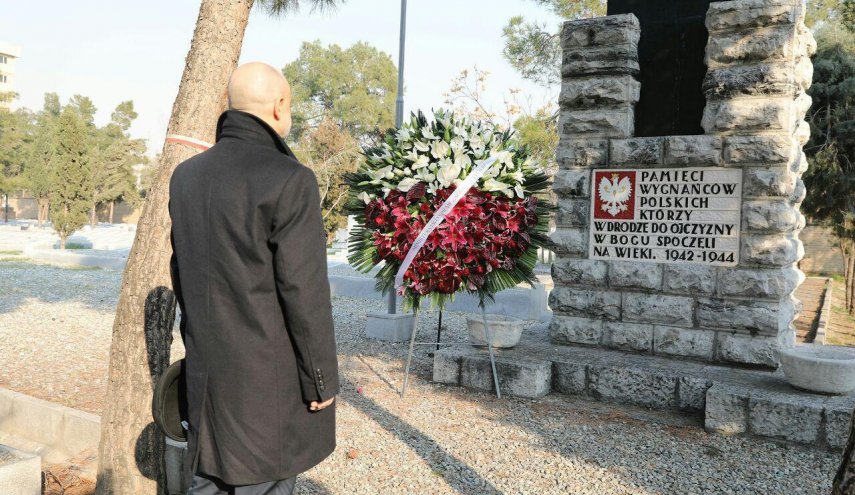 بازدید معاون وزیر خارجه لهستان از قبرستان لهستانی ها در سفر به تهران + تصاویر