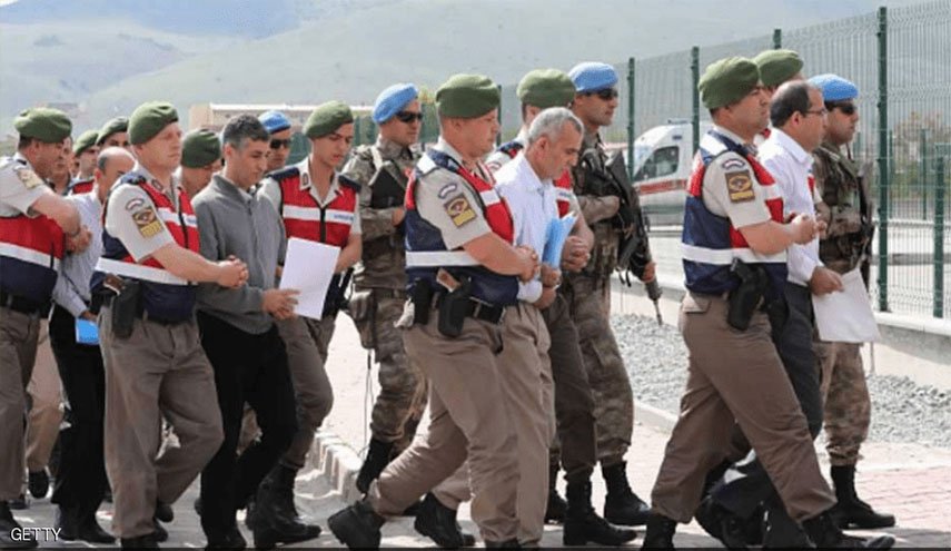تركيا توقف عشرات الطيارين العسكريين تتهمهم بالتورط بالانقلاب الفاشل