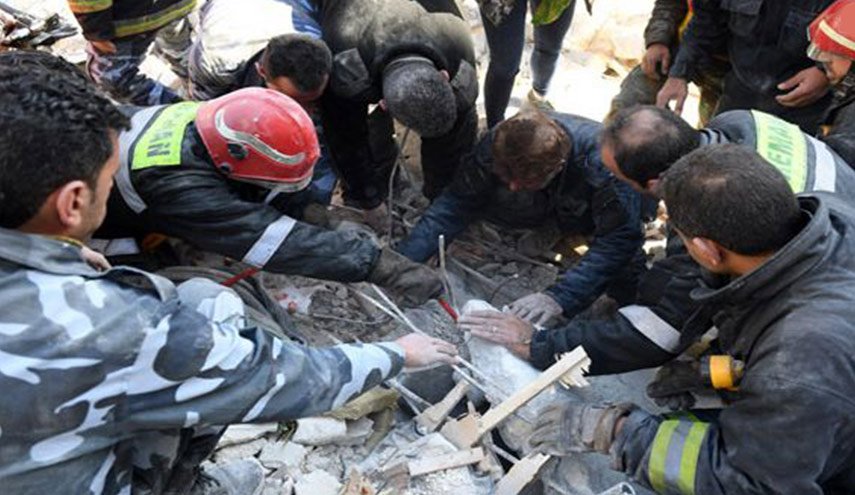 مصرع 11 شخصا اثر انهيار مبنى سكني مخالف في حلب+صور