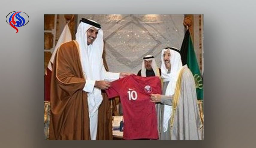 دیدار شیخ تمیم از کویت؛ اهدای پیراهن شماره ۱۰ تیم ملی قطر به شیخ صباح + عکس