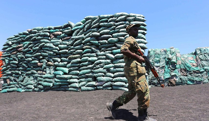 جندي صومالي يقتل مدني في مقديشو