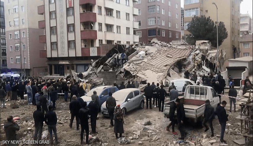 كارثة في إسطنبول.. انهيار مبنى كبير وسقوط ضحايا