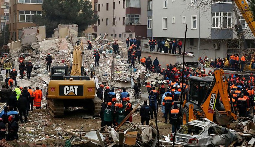 ارتفاع حصيلة انهيار مبنى في اسطنبول الى 17 قتيلا