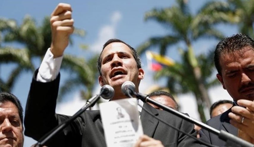 صف آرایی رییس جمهور خودخوانده ونزوئلا در برابر ارتش