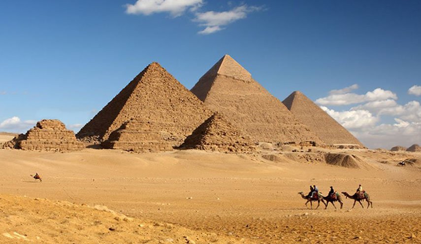 مسؤول مصري: شائعة الأهرامات لا تتسق مع العقل