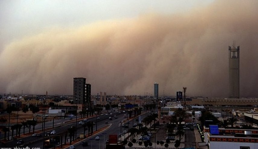 الغبار يضرب الرياض والصحة السعودية تحذر 