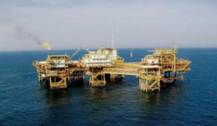 تعاون ایراني اذربيجاني لتطوير حقول النفط في بحر قزوين