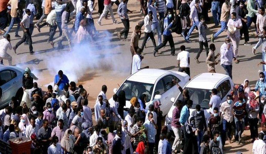 استخدام الغاز المسيل للدموع لتفريق المتظاهرين في الخرطوم 
